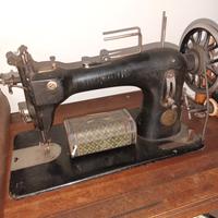 Macchina da cucire antica