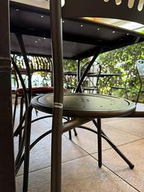 Sedie con cuscino e tavoli EMU