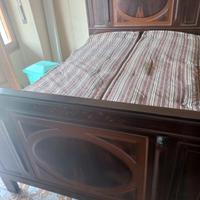 letto antico di metallo 