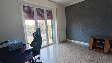 Trilocale arredato con lunga balconata e cantina