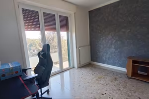 Trilocale arredato con lunga balconata e cantina