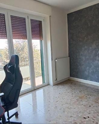 Trilocale arredato con lunga balconata e cantina