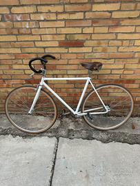 Bicicletta scatto fisso