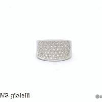 Anello a fascia in oro bianco e diamanti