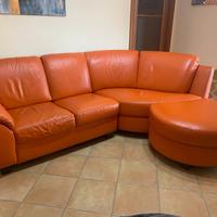 Divano angolare in pelle con pouf-600€ non tratt.