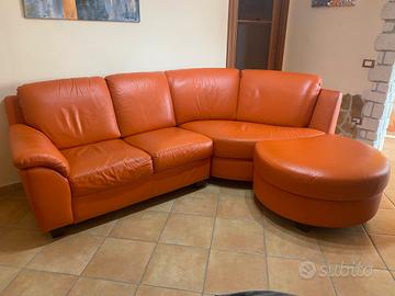 Divano angolare in pelle con pouf-600€ non tratt.