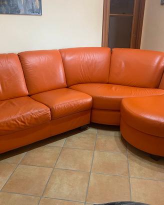 Divano angolare in pelle con pouf-600€ non tratt.