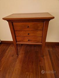 Cassettiera in legno massiccio