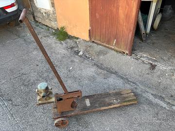 Pompa manuale antica in ferro