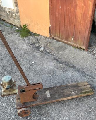 Pompa manuale antica in ferro