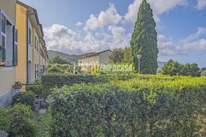 VILLETTA A SCHIERA RISTRUTTURATA CON GIARDINO E BO