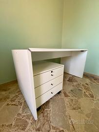 scrivania con cassettiera