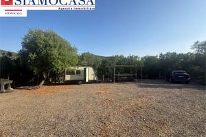 Terreno di 800 mq con acqua, corrente e roulotte