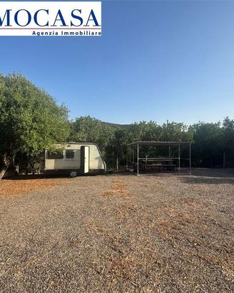 Terreno di 800 mq con acqua, corrente e roulotte