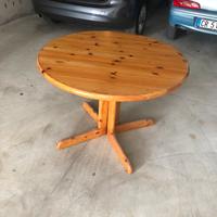 Tavolo tondo con sedie