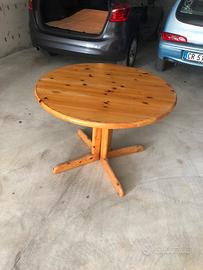 Tavolo tondo con sedie