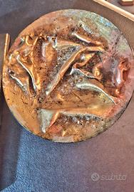 piatto in legno con decorazioni a basso rilievo