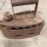 Ferro da stiro antico a carbone