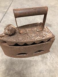 Ferro da stiro antico a carbone