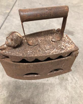 Ferro da stiro antico a carbone