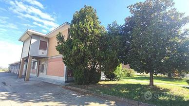 Villa di 900 m² con più di 5 locali a Stradella