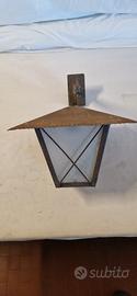 Vecchia lampada da parete in ferro battuto.