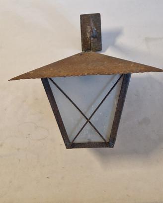 Vecchia lampada da parete in ferro battuto.