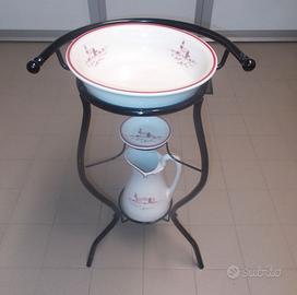 Toilette da camera portacatino in ferro con brocca