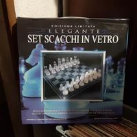 Set scacchiera e scacchi in vetro.