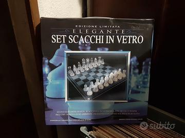 Set scacchiera e scacchi in vetro.