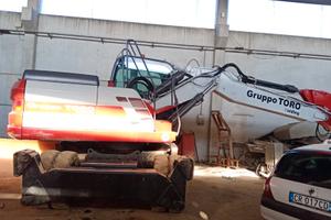 Escavatore gommato New Holland