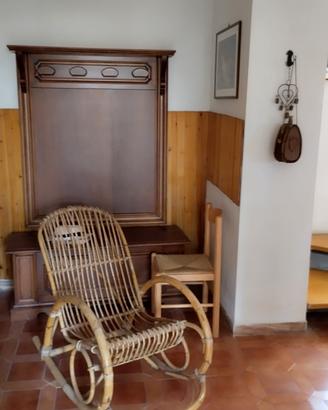 sedia a dondolo in vimini 