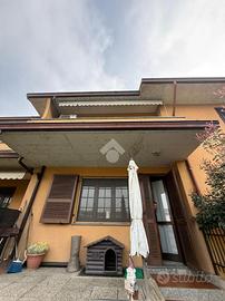 VILLA A SCHIERA CENTRALE A SAN FIORANO