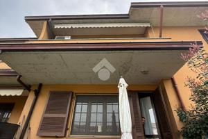 VILLA A SCHIERA CENTRALE A SAN FIORANO