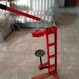 Tappatrice a tre piedi a leva per tappi sughero