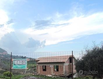 Fabbricato con terreno e pozzo acqua