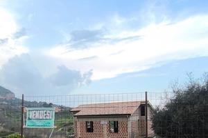 Fabbricato con terreno e pozzo acqua