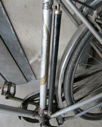 Pompa da bicicletta fissa al telaio anni 30