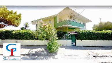 Villa di 340 m² con più di 5 locali a Mondragone
