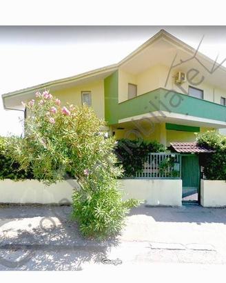 Villa di 340 m² con più di 5 locali a Mondragone