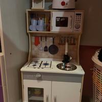 Cucina e un tavolo con sedie tenuti perfetti