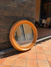 Specchio rotondo con cornice in legno color miele
