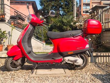 Vespa 50 LX 2 tempi rossa con accessori