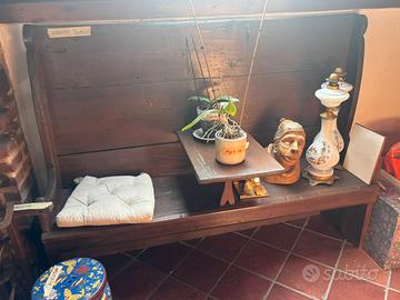 Panca di una volta con tavolino a ribalta al centr