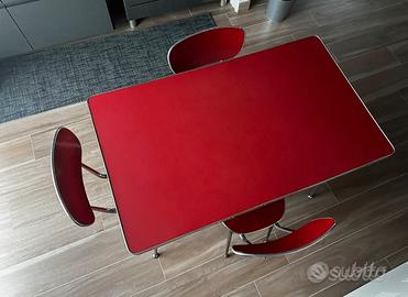 Tavolo in gormica piu tre sedie