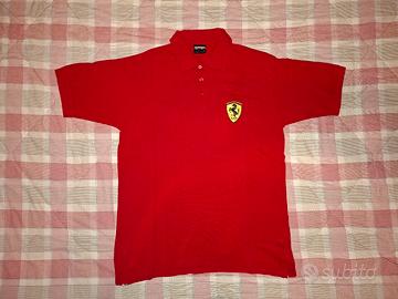 Polo da collezione firmato dall'emblema Ferrari