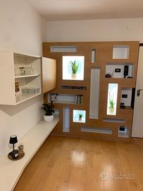 Parete attrezzata moderna con luci integrate