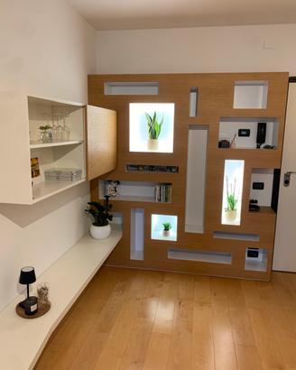 Parete attrezzata moderna con luci integrate