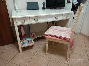 Scrivania completa di sedia