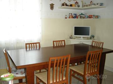 Tavolo in legno massiccio